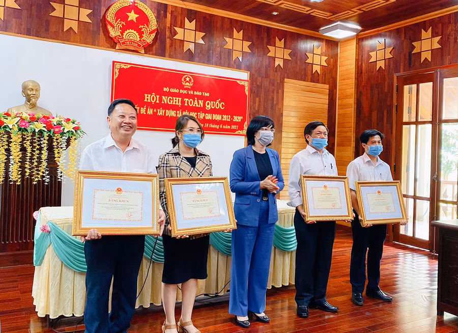 Thừa ủy nhiệm của Bộ trưởng Bộ GD-ĐT, Phó Chủ tịch UBND tỉnh Nguyễn Thị Thanh Lịch trao bằng khen cho 4 tập thể và cá nhân có thành tích xuất sắc. Ảnh: Hồng Thi Thừa ủy nhiệm của Bộ trưởng Bộ GD-ĐT, Phó Chủ tịch UBND tỉnh Nguyễn Thị Thanh Lịch trao bằng khen cho 4 tập thể và cá nhân có thành tích xuất sắc. Ảnh: Hồng Thi