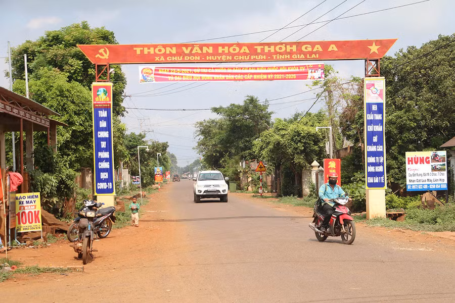 Diện mạo làng Thơ Ga A thay đổi nhanh chóng từ khi triển khai xây dựng làng NTM. Ảnh: Quang Tấn Diện mạo làng Thơ Ga A thay đổi nhanh chóng từ khi triển khai xây dựng làng NTM. Ảnh: Quang Tấn