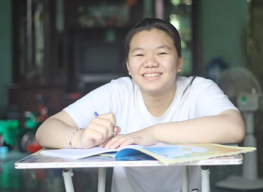 Em Lê Thị Hương (thôn 8, xã Ia Tô, huyện Ia Grai) đang được dự án Em nuôi hỗ trợ học bổng, sách giáo khoa, đồ dùng học tập. Ảnh: Thủy Bình
