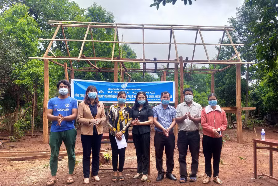 Đại diện Hội Liên hiệp Phụ nữ huyện bàn giao tiền hỗ trợ làm nhà cho gia đình chị Đip. Ảnh: Hồng Thương Hội LHPN huyện đã bàn giao tiền hỗ trợ làm nhà cho gia đình chị Đip. Ảnh: Hồng Thương