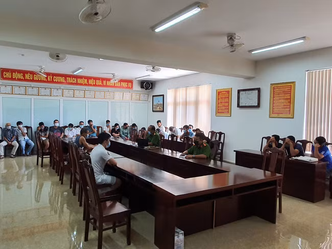 Đào Hoàng là đối tượng chủ mưu, cầm đầu tổ chức cá độ bóng đá tại 2 tụ điểm 106 Thái Phiên và 324 Nguyễn Sinh Cung, TP.Huế. Ảnh: V.A.