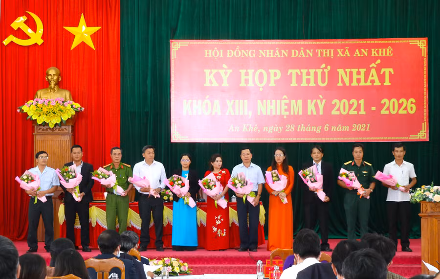 Các đồng chí Chủ tịch, Phó Chủ tịch, Ủy viên UBND thị xã An Khê khóa XIII (nhiệm kỳ 2021-2026). Ảnh: Ngọc Minh
