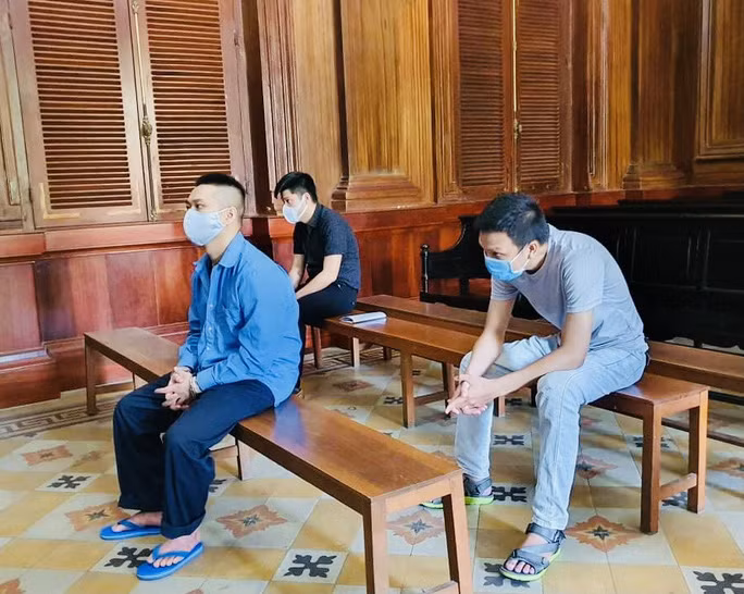 Hai cựu cán bộ công an (phía sau) được tại ngoại Hai cựu cán bộ công an (phía sau) được tại ngoại