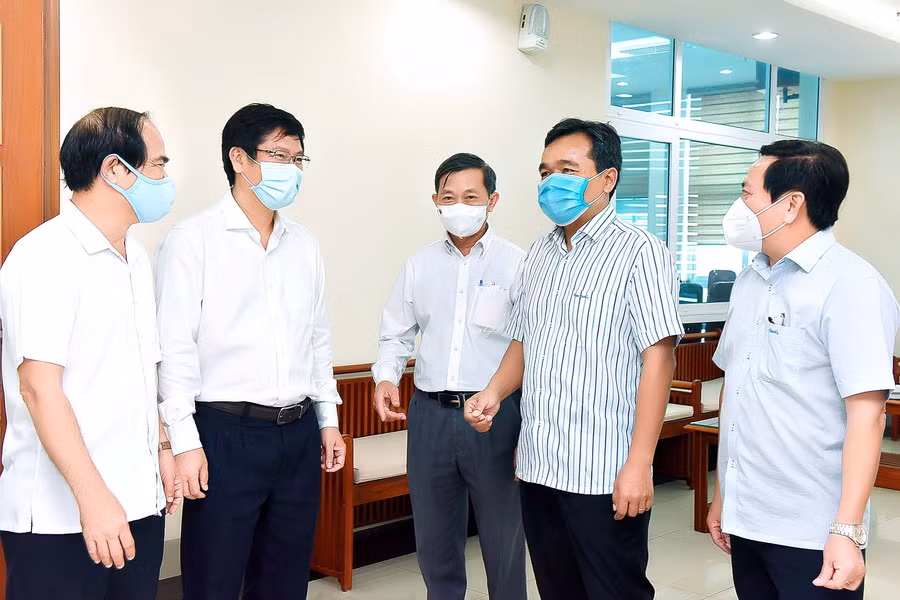 Bí thư Tỉnh ủy cho rằng, ngành Thuế đã có quyết tâm rất lớn phấn đấu đạt, vượt dự toán thu ngân sách hàng năm được giao với mức tăng thu bình quân 9-10% năm.