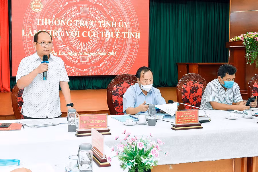 Phó Bí thư Tỉnh ủy Rah Lan Chung phát biểu tại buổi làm việc. 