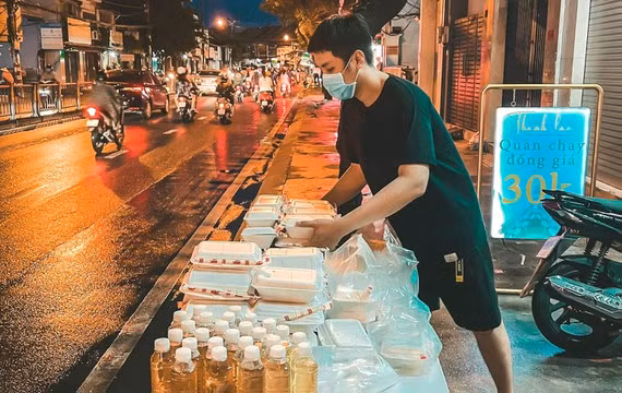 Những phần ăn chay do quán chay Thanh Lạc (quận 4) của anh Thanh nấu và gửi đến bà con lao động khó khăn