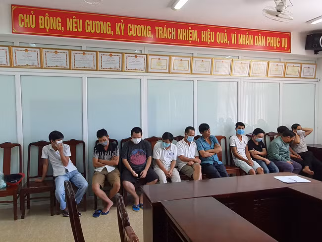 Các đối tượng trong đường dây cá độ bóng đá quy mô lớn vừa bị công an tỉnh Thừa Thiên Huế bắt giữ. Ảnh: V.A.