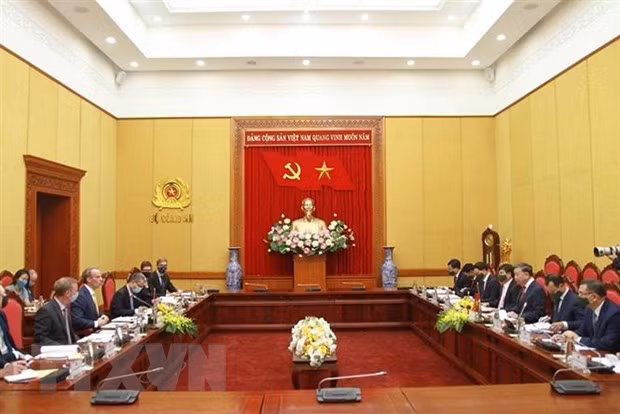 Bộ trưởng Bộ Công an Tô Lâm tiếp Bộ trưởng thứ nhất, Bộ trưởng Bộ Ngoại giao và Phát triển Liên hiệp Vương quốc Anh và Bắc Ireland Dominic Raab sang thăm chính thức Việt Nam. (Ảnh: TTXVN phát) Bộ trưởng Bộ Công an Tô Lâm tiếp Bộ trưởng thứ nhất, Bộ trưởng Bộ Ngoại giao và Phát triển Liên hiệp Vương quốc Anh và Bắc Ireland Dominic Raab sang thăm chính thức Việt Nam. (Ảnh: TTXVN phát)