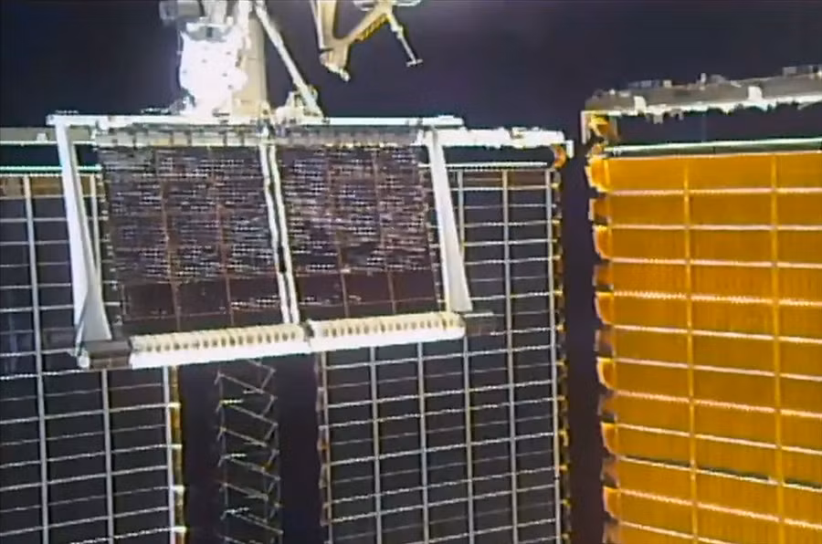 Lắp đặt tấm pin iROSA thứ hai trên ISS hôm 25.6. Ảnh: NASA