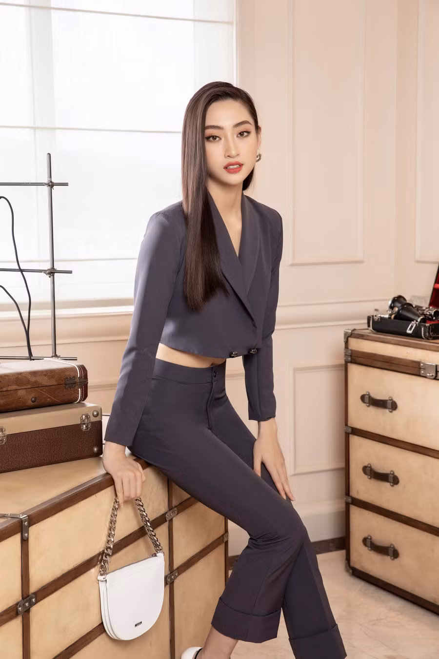 Đăng quang chưa đầy 2 năm nhưng Lương Thùy Linh đã là gương mặt quen thuộc trên nhiều sàn diễn lớn với vai trò vedette, first face. Trước khi trở thành giám đốc thương hiệu thời trang, nàng hậu trẻ cũng từng là giám đốc phát triển dự án của một tập đoàn bất động sản. Mới đây, cô còn khiến công chúng bất ngờ hơn khi tậu penthouse tại Hà Nội. ẢNH: TÂN LÊ