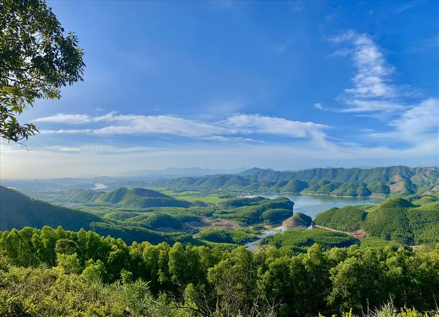 Lên đến đỉnh núi Hòn Vượn, du khách được ngắm nhìn trời mây, núi sông tuyệt đẹp. Ảnh: Quỳnh Nhi.