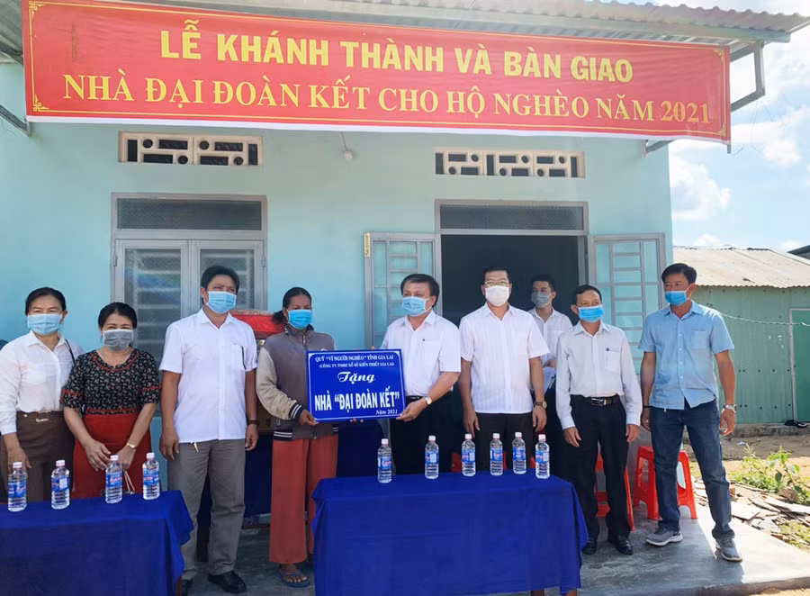  Đại diện nhà tài trợ Công ty Xổ số kiến thiết Gia Lai và lãnh đạo UBND, MTTQ Việt Nam thị xã Ayun Pa trao nhà Đại Đoàn Kết cho bà Rcom H'Nữ (tổ 1, phường Đoàn Kết). Ảnh: Vũ Chi