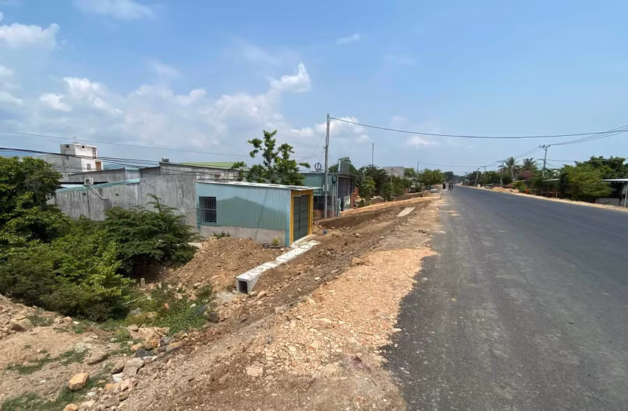 Mặt đường được nâng lên quá cao so với trước đây khiến nhiều nhà dân thôn Quyết Thắng (xã Ia Sao, thị xã Ayun Pa) lọt thỏm bên dưới. Ảnh: Nguyễn Sang