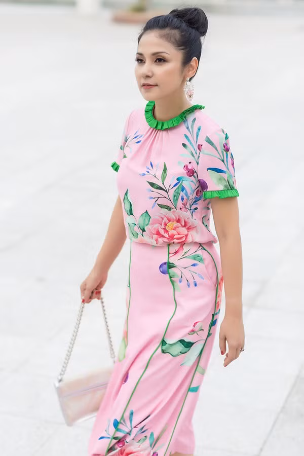 Trông cô sang trọng và thu hút