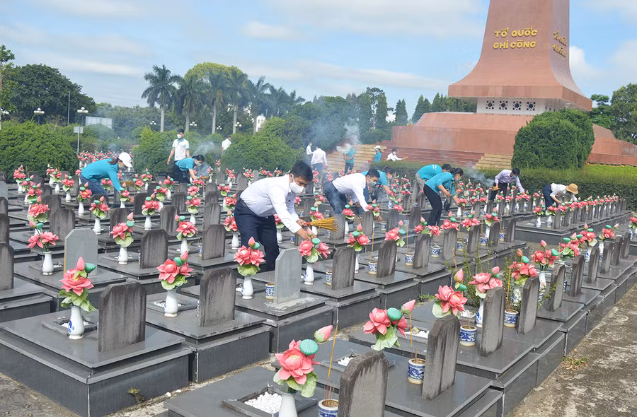 Cán bộ, công nhân viên Viettel Gia Lai thay hoa mới và thắp hương tại Nghĩa trang liệt sĩ tỉnh. Ảnh: Anh Huy Cán bộ, công nhân viên Viettel Gia Lai thắp nhang tại Nghĩa trang liệt sĩ tỉnh. Ảnh: Anh Huy