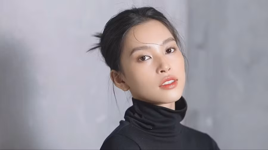 Mới đây, Hoa hậu Tiểu Vy khiến người hâm mộ trầm trồ khi khoe vẻ đẹp ngọt ngào, nữ tính qua video mới. ẢNH: NVCC