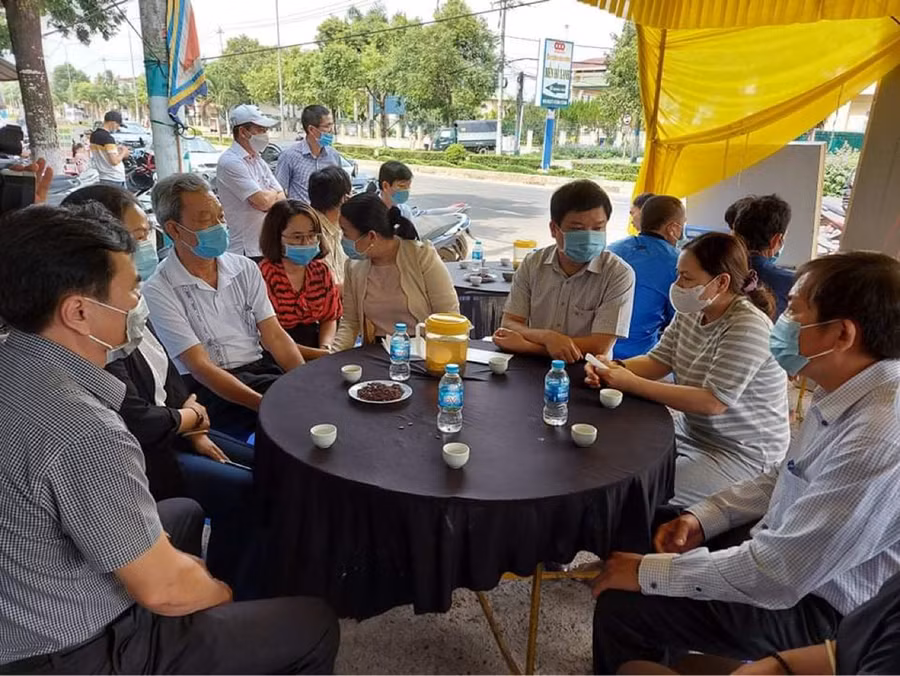 Đoàn công tác của UBND TP. Pleiku đến thăm hỏi, động viên gia đình cháu Tâm. Ảnh: Văn Ngọc Đoàn công tác của UBND TP. Pleiku đến thăm hỏi động viên gia đình cháu Tâm. Ảnh: Văn Ngọc