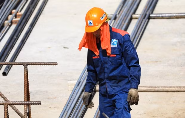  Công nhân làm việc tại công trường trong những ngày nắng nóng. (Ảnh: Thành Đạt/TTXVN)
