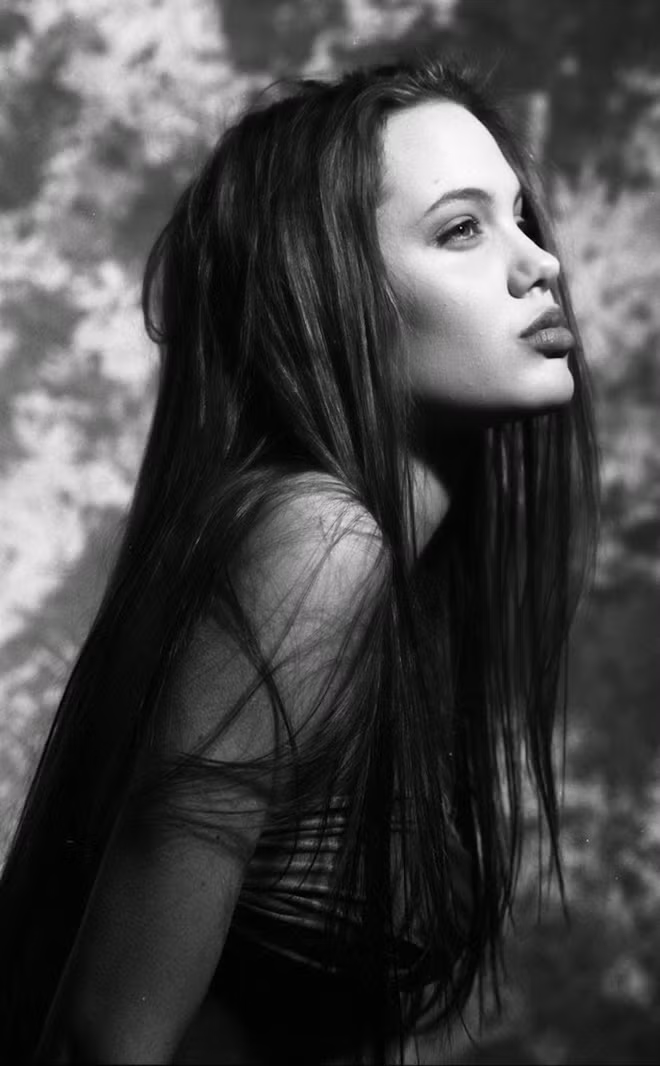 Đôi mắt là điểm nhấn cho vẻ đẹp của Angelina Jolie