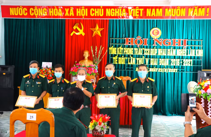 Hội CCB thị xã An Khê tặng giấy khen cho các cá nhân có thành tích xuất sắc trong phong trào “CCB giúp nhau giảm nghèo, làm kinh tế giỏi” giai đoạn 2016-2021. Ảnh: Ngọc Minh Hội CCB thị xã An Khê tặng giấy khen cho các cá nhân có thành tích xuất sắc trong phong trào “CCB giúp nhau giảm nghèo, làm kinh tế giỏi” giai đoạn 2016-2021. Ảnh: Ngọc Minh