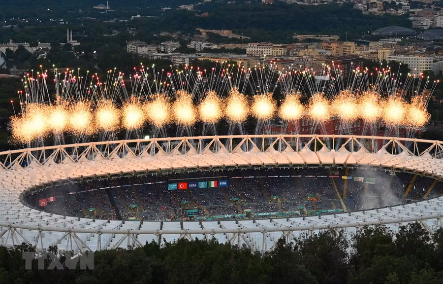 Màn pháo hoa rực rỡ sắc màu trong lễ khai mạc Giải vô địch bóng đá châu Âu (EURO) 2020 tại Rome, Italy ngày 11/6/2021. (Ảnh: AFP/TTXVN)