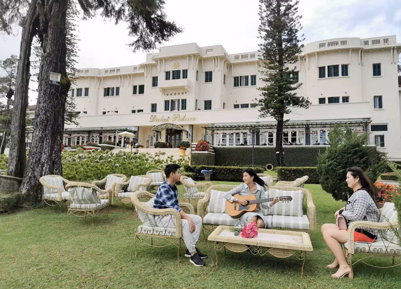 Trong khuôn viên khách sạn Palace