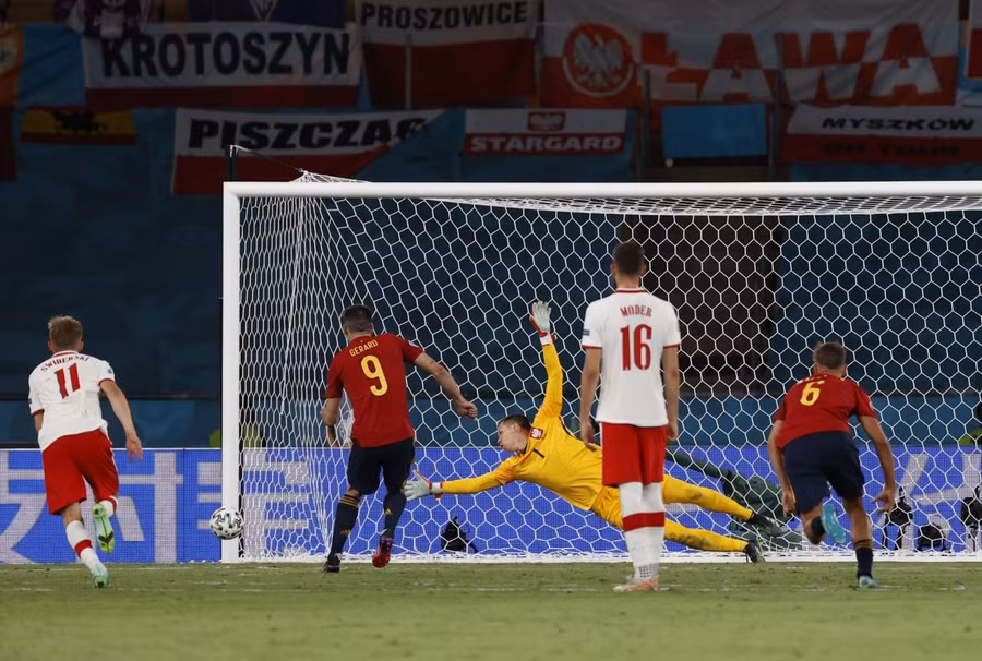 Moreno (9) sút phạt đền không vào. Ảnh: AFP