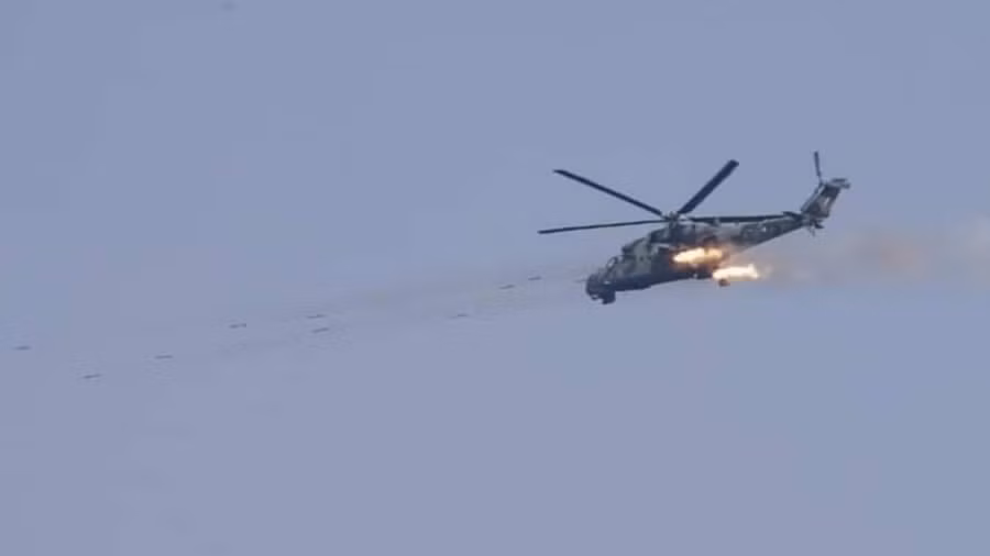Trực thăng của Myanmar trong một cuộc tập trận - Ảnh: AFP