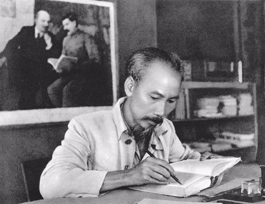  Chủ tịch Hồ Chí Minh làm việc ở Chiến khu Việt Bắc (ảnh tư liệu).