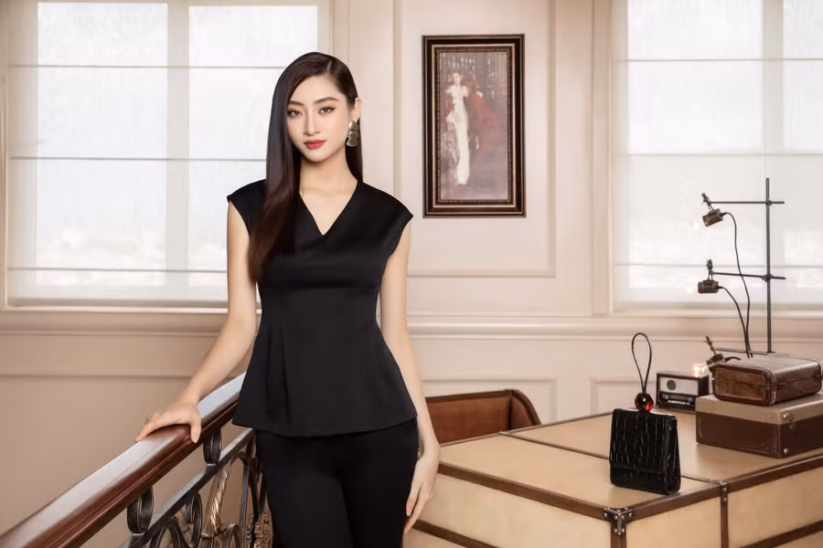 Những thiết kế thanh lịch và sang trọng đã tôn lên vẻ quyền lực của nàng hậu trẻ. Bên cạnh đó sự gợi cảm, trưởng thành cũng là yếu tố không thể thiếu và được người đẹp truyền tải qua từng khung hình. ẢNH: TÂN LÊ