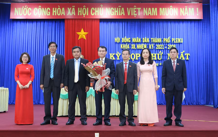Bí thư Tỉnh ủy Hồ Văn Niên tặng hoa, chúc mừng các đồng chí Chủ tịch, Phó Chủ tịch và Trưởng Ban, Phó trưởng Ban HĐND thành phố khóa mới