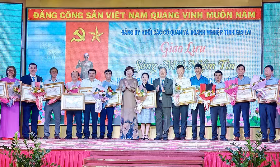 Đảng ủy Khối các Cơ quan và Doanh nghiệp tỉnh tặng giấy khen cho các tập thể có thành tích xuất sắc trong việc thực hiện Chỉ thị số 05 của Bộ Chính trị giai đoạn 2016-2020. Ảnh: Lam Nguyên
