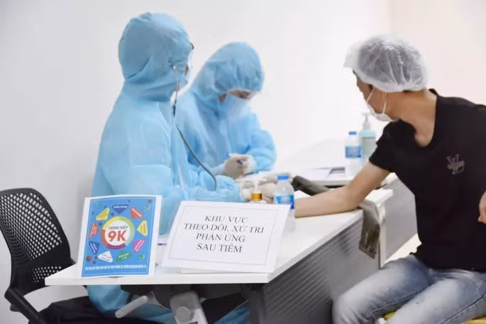 Tiêm vắc-xin cho đối tượng ưu tiên ở TP HCM- Ảnh: Khôi Nguyên