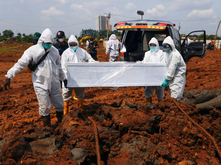  Tổng số người chết vì Covid-19 ở Indonesia đã tăng lên gần 55.000 - Ảnh: Reuters