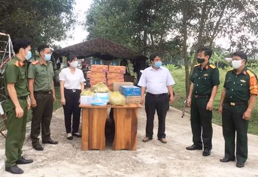  Ông Huỳnh Minh Thiện (thứ 3 từ phải qua)-Chủ tịch Ủy ban MTTQ Việt Nam thị xã An Khê thăm, tặng quà cán bộ, chiến sĩ làm nhiệm vụ phòng-chống dịch tại Khu cách ly tập trung thuộc Trung tâm huấn luyện quân sự Ban Chỉ huy Quân sự thị xã ngày 4-6-2021. Ảnh: Lê Đại