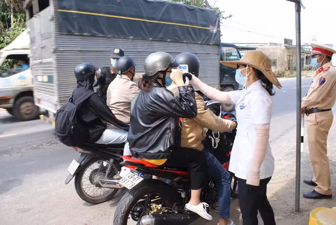 Đo thân nhiệt và khai báo y tế trung thực ra vào tỉnh Lâm Đồng.