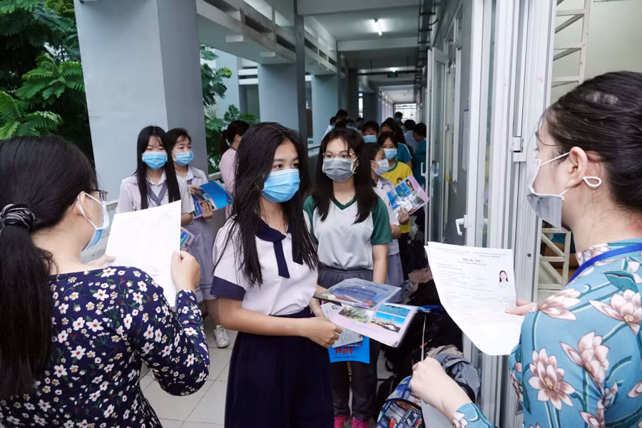 Thí sinh trước khi bước vào phòng thi trong Kỳ thi tốt nghiệp THPT năm 2020 - Ảnh: Đào Ngọc Thạch