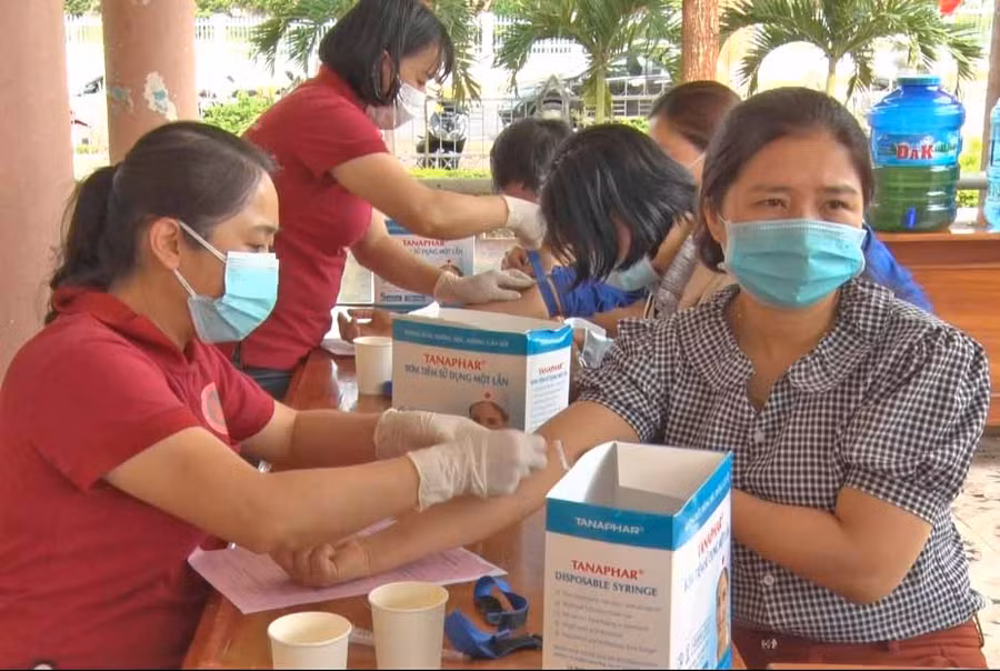 Người dân huyện Mang Yang tham gia hiến máu tình nguyện. Ảnh: Hà Phương Người dân huyện Mang Yang tham gia hiến máu tình nguyện. Ảnh: Hà Phương