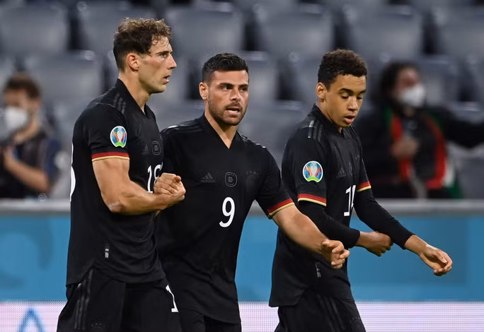 Goretzka (trái) ấn định tỉ số hòa 2-2, giúp Đức thoát thua trên sân nhà