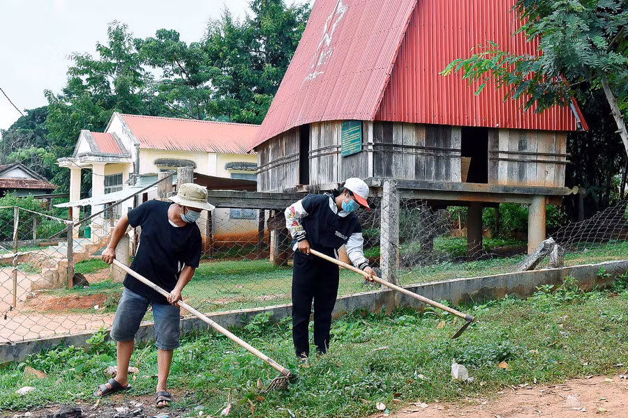 Vào ngày thứ bảy hàng tuần bà con trong làng tích cực thu gom rác thải để tạo cảnh quan môi trường nơi ở sạch đẹp.