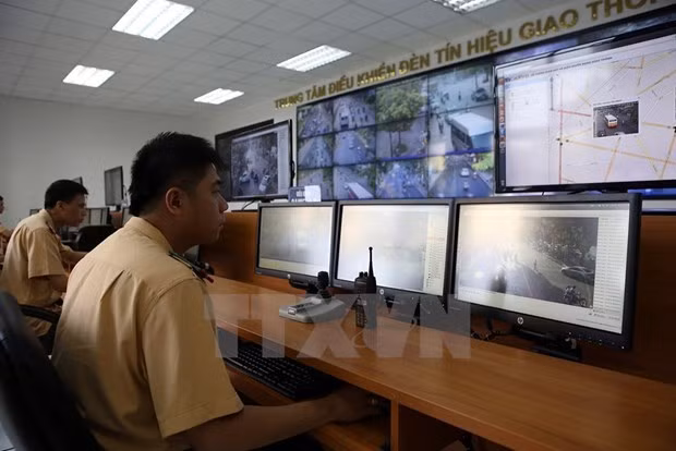 Lực lượng Cảnh sát giao thông kiểm tra các phương tiện vi phạm trật tự an toàn giao thông qua hệ thống camera giám sát thông minh. (Ảnh: Huy Hùng/TTXVN) Lực lượng Cảnh sát giao thông kiểm tra các phương tiện vi phạm trật tự an toàn giao thông qua hệ thống camera giám sát thông minh. (Ảnh: Huy Hùng/TTXVN)