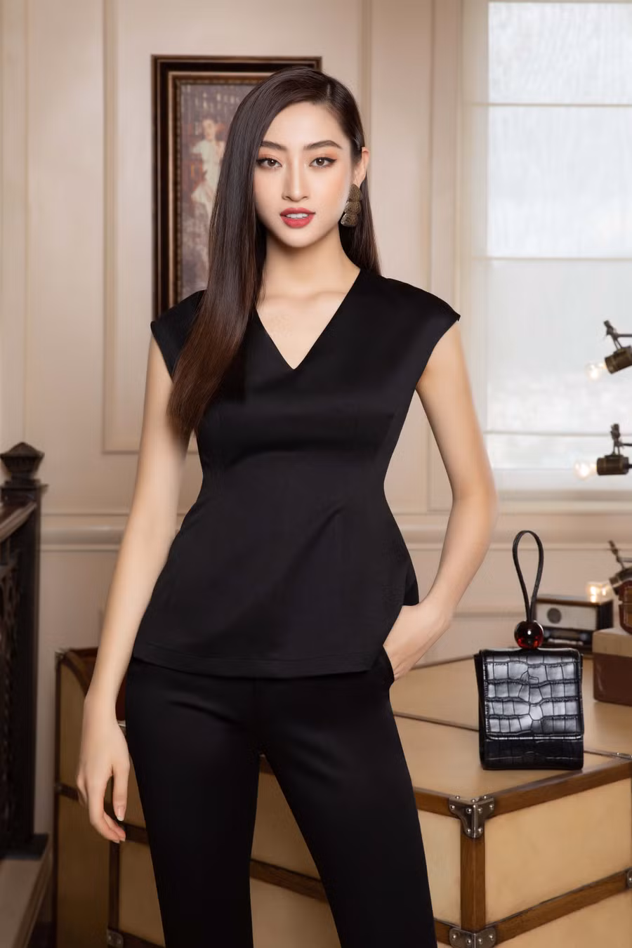 Với bộ ảnh lần này, Lương Thùy Linh khoác lên mình những thiết kế nằm trong bộ sưu tập mang tên Girl run the world đến từ thương hiệu thời trang nơi cô đang đảm nhận vị trí giám đốc. ẢNH: TÂN LÊ
