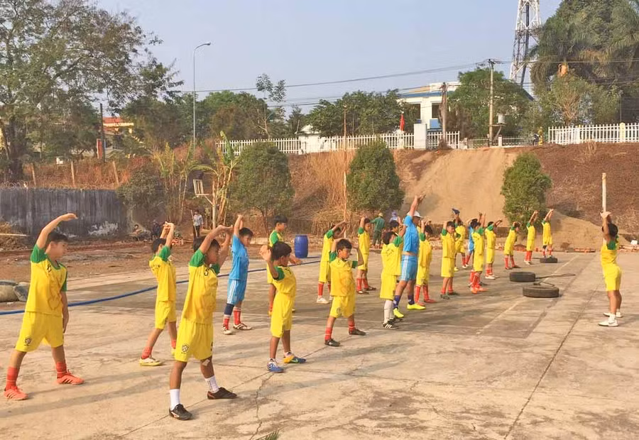 Học viên CLB Bóng đá cộng đồng TTF Chư Sê khởi động trước giờ tập (ảnh chụp tháng 4-2021). Ảnh: Thiên Di