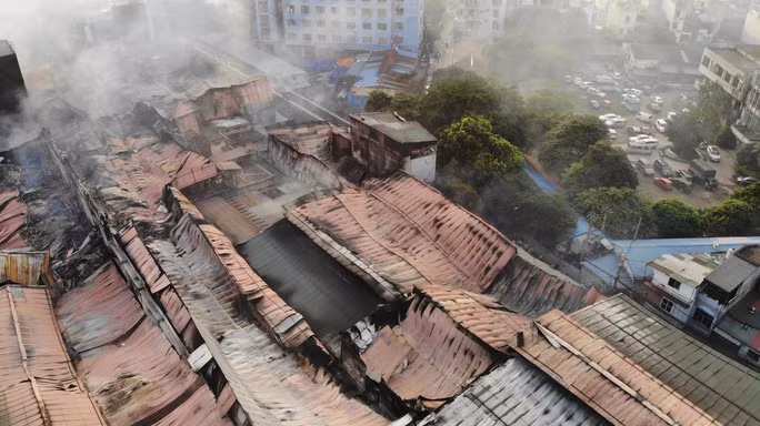 Hàng ngàn m2 khu vực kho thuộc Công ty cổ phần bóng đèn phích nước Rạng Đông nằm ở khu vực nội đô thuộc quận Thanh Xuân (Hà Nội ) bị thiêu rụi năm 2019