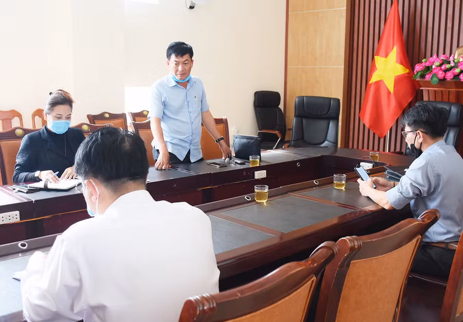  Nhà báo Huỳnh Kiên-Tổng Biên tập Báo Gia Lai phát biểu tại buổi làm việc với lãnh đạo huyện Đak Đoa về công tác phát hành các ấn phẩm Báo Gia Lai trên địa bàn huyện. Ảnh: Minh Nguyễn