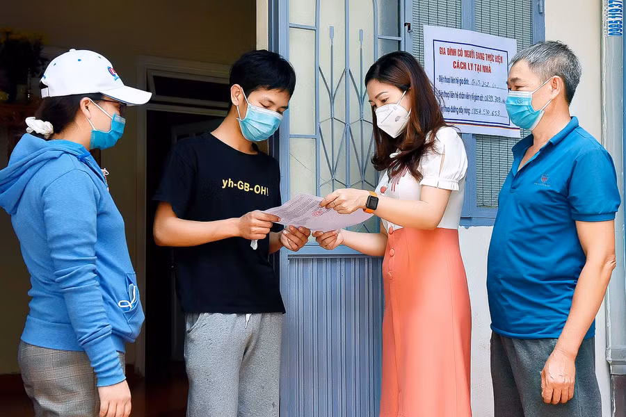 Tổ phòng-chống Covid-19 tại cộng đồng phường Hội Thương, TP. Pleiku tuyên truyền các hộ dân có người đang thực hiện cách ly tại gia đình.
