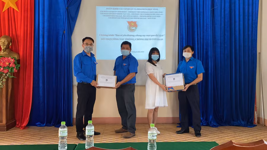Đại diện các tổ chức Đoàn trực thuộc Đoàn khối các Cơ quan và Doanh nghiệp tỉnh trao tặng nhu yếu phẩm, vật dụng y tế cho Huyện Đoàn Chư Sê. Ảnh Thủy Bình