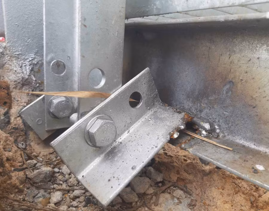 Một mối hàn giữa lan can và thân cầu bị bung ra. Ảnh: Lam Nguyên