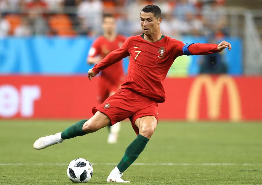 Cristiano Ronaldo dẫn dắt hàng công. Ảnh: AFP
