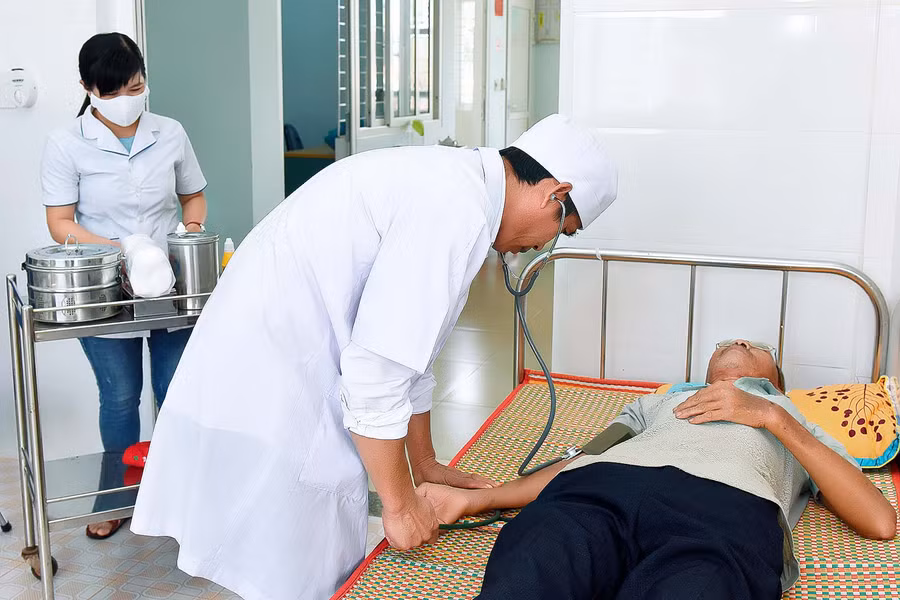 11.Người dân xã Đak Ta Ley được khám-chữa bệnh bằng thẻ Bảo hiểm y tế.